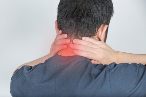 红河配资 这三类人是腰/颈椎病“重灾区”！@低头族，来看颈椎“办公室自救指南”